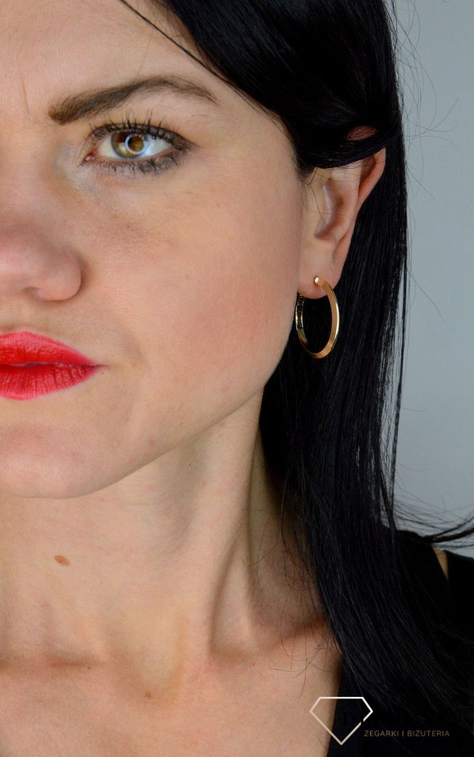 Klasyczne kolczyki koła wykonane z 8-karatowego złota stworzone z myślą o odważnych kobietach, które lubią geometryczne ozdoby zwracające uwagę..jpg